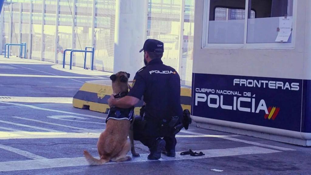 Un agente de Fronteras de la Policía Nacional junto a un perro policía