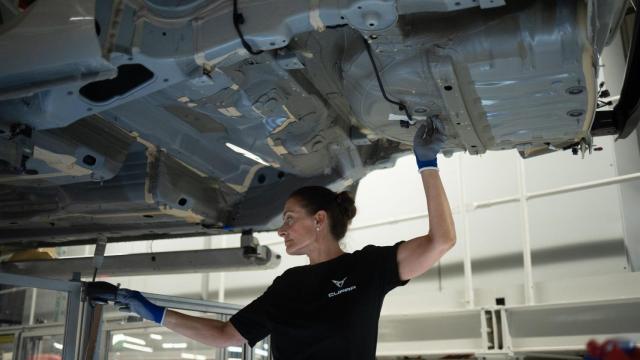 Archivo - Una empleada trabaja en la cadena producción de un coche