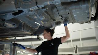 Archivo - Una empleada trabaja en la cadena producción de un coche