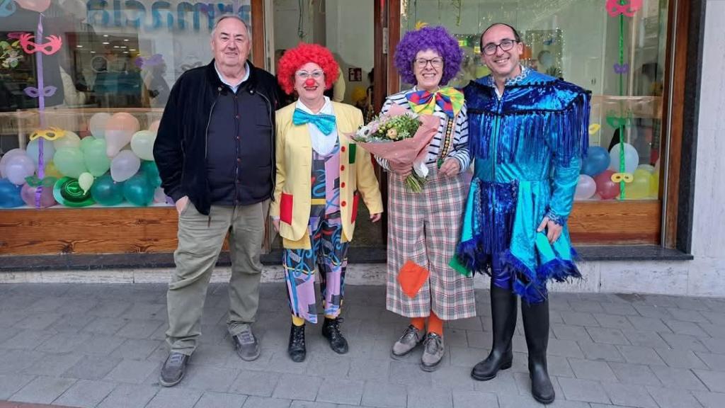 Despedida de la tienda Ca l'Esclopeter con el alcalde y un regidor de Palamós