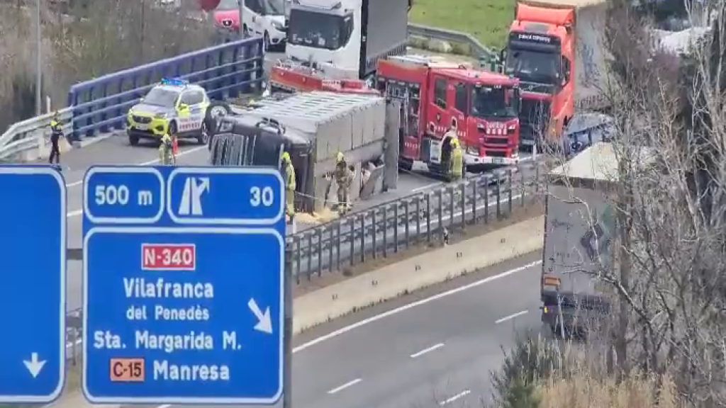 Imagen del accidente con un camión de cerdos en la AP-7