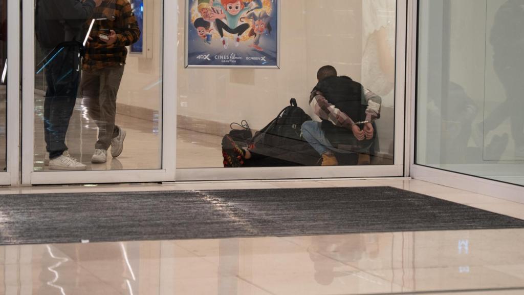 Los dos ladrones identificados en el marco del dispositivo con los 'fures'