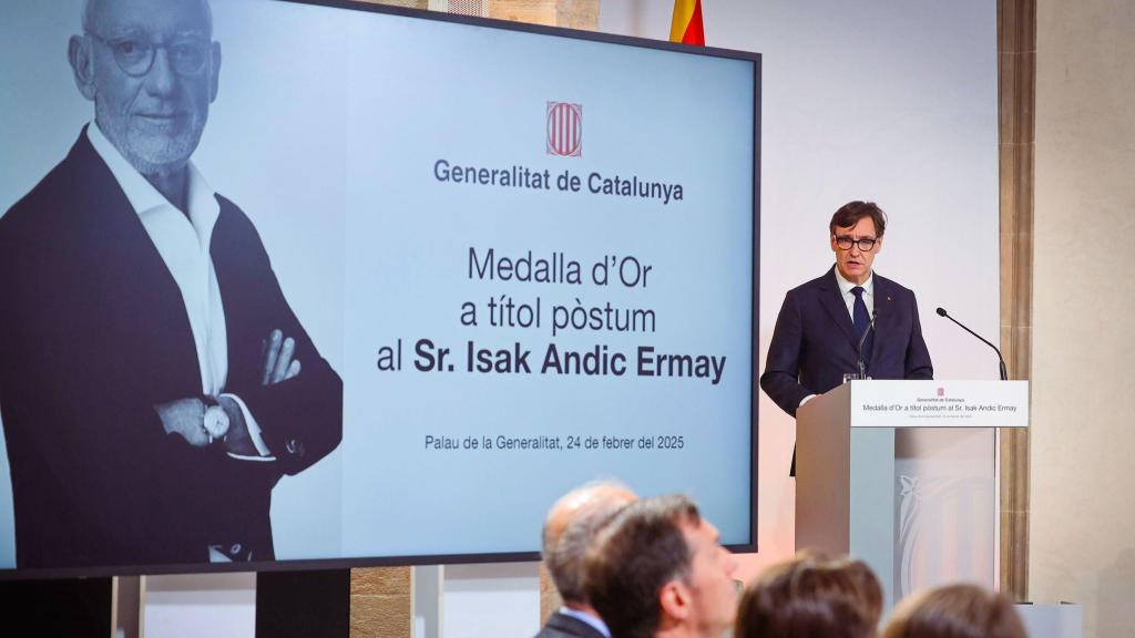 El presidente de la Generalitat, Salvador Illa, en el homenaje póstumo a Isak Andic