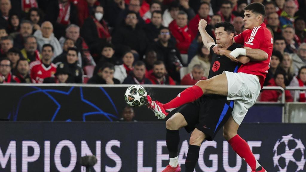 Lewandowski pelea por un balón contra el Benfica