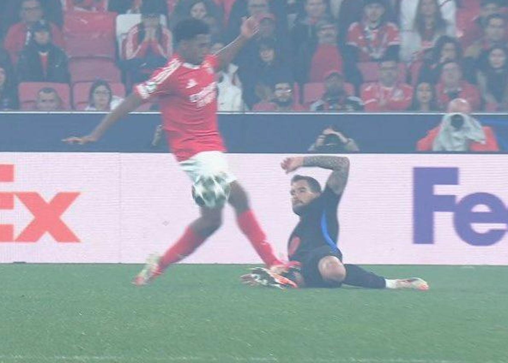 El pisotón de Barreiro sobre la rodilla de Iñigo Martínez en el Benfica-Barça
