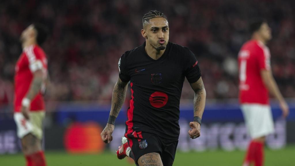 El delantero Raphinha celebra su gol al Benfica