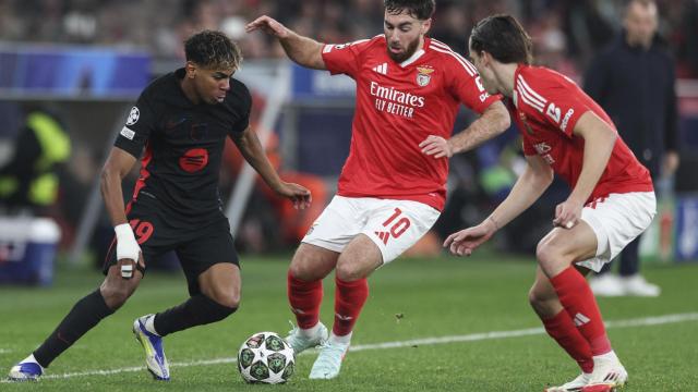 Lamine Yamal encara a dos rivales durante el Benfica-Barça de Champions League