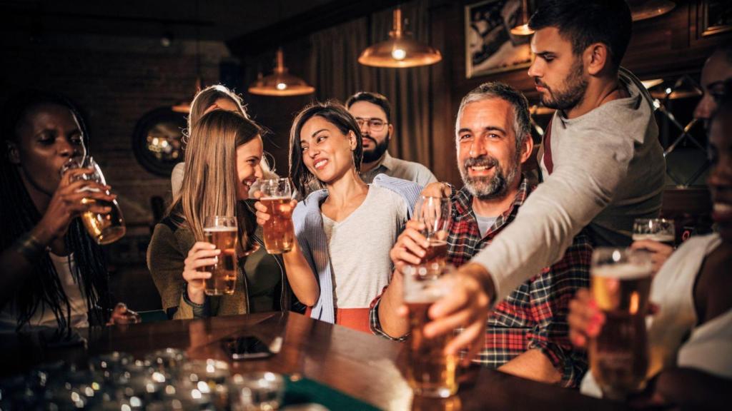 Gente en un bar
