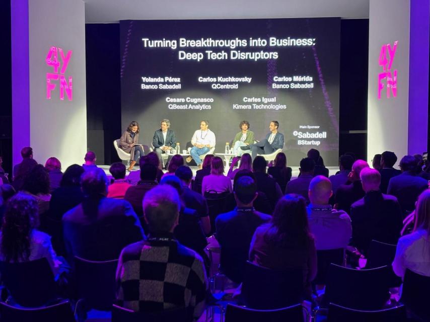 Yolanda Pérez (a la iqzquierda) moderó la mesa redonda'Panel Turning Breakthroughs into Business Deep Tech Disruptors'