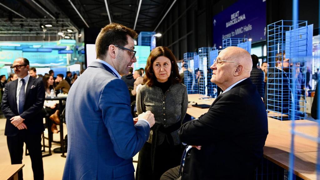 Josep Oliu, presidente de Banco Sabadell, visitó el stand de 4YFN para conocer de primera mano la actividad de algunas de las startups en las que el banco ha invertido a través de BStartup