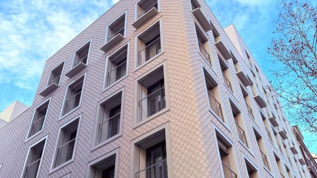 Fachada de los nuevos pisos de lujo en la antigua sede de CDC