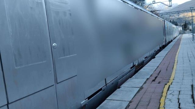 Un tren de Rodalies, pintado de arriba abajo por los grafiteros en la estación de Ribes de Freser