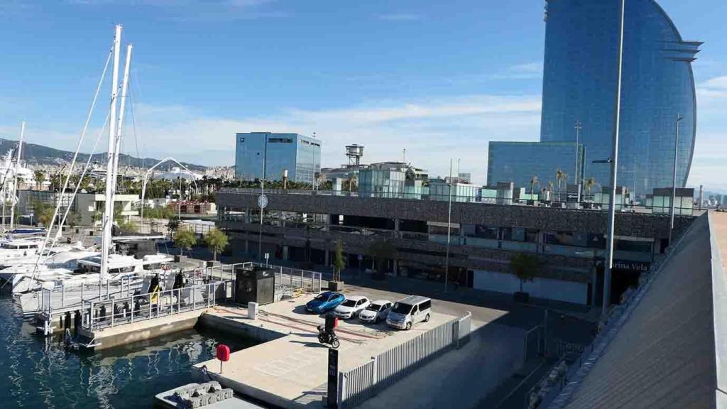 Marina Vela, con el W Hotel de fondo