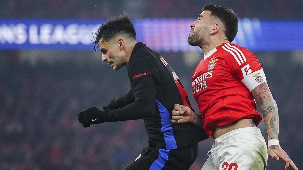 Pedri lluita en el salt per una pilota aèria amb Nicolás Otamendi