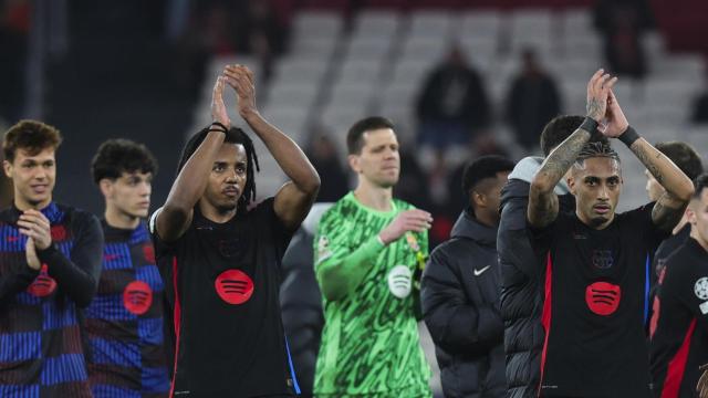 Raphinha, Jules Koundé. Wojciech Szczesny y los suplentes del Barça aplauden a la afición tras superar al Benfica en Champions League