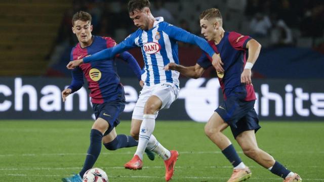 Gavi y Fermín López pelean por robar un balón a Javi Puado, futbolista del Espanyol