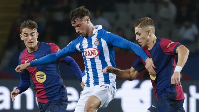 Gavi y Fermín López pelean por robar un balón a Javi Puado, futbolista del Espanyol