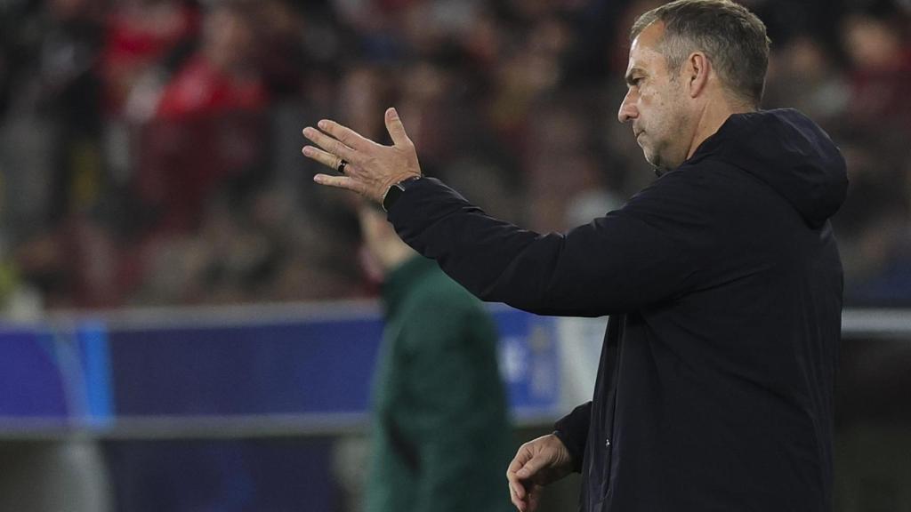 Hansi Flick da instrucciones a sus jugadores en Lisboa