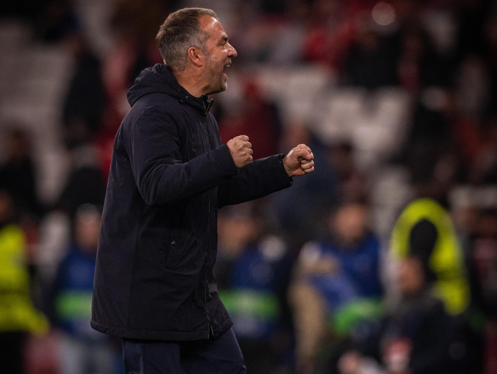 Hansi Flick celebra el triunfo del Barça ante el Benfica con los puños