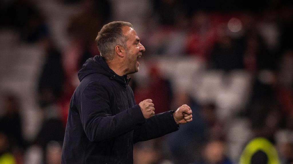 Hansi Flick celebra el triunfo del Barça ante el Benfica con los puños