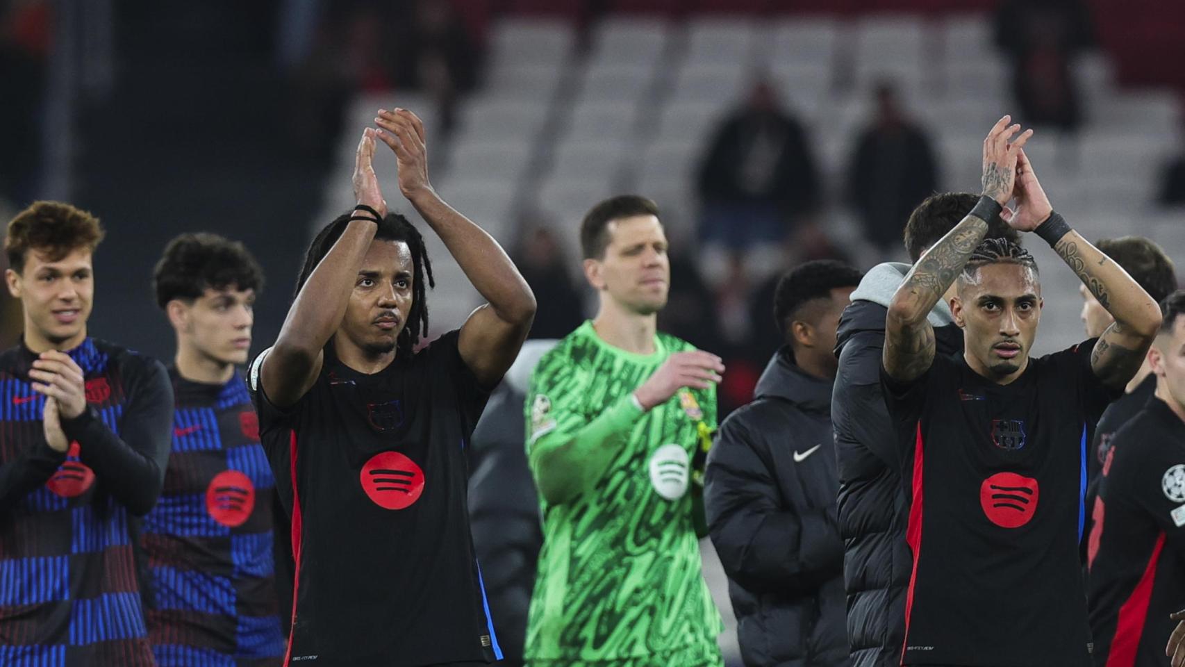 Raphinha, Jules Koundé. Wojciech Szczesny y los suplentes del Barça aplauden a la afición tras superar al Benfica en Champions League