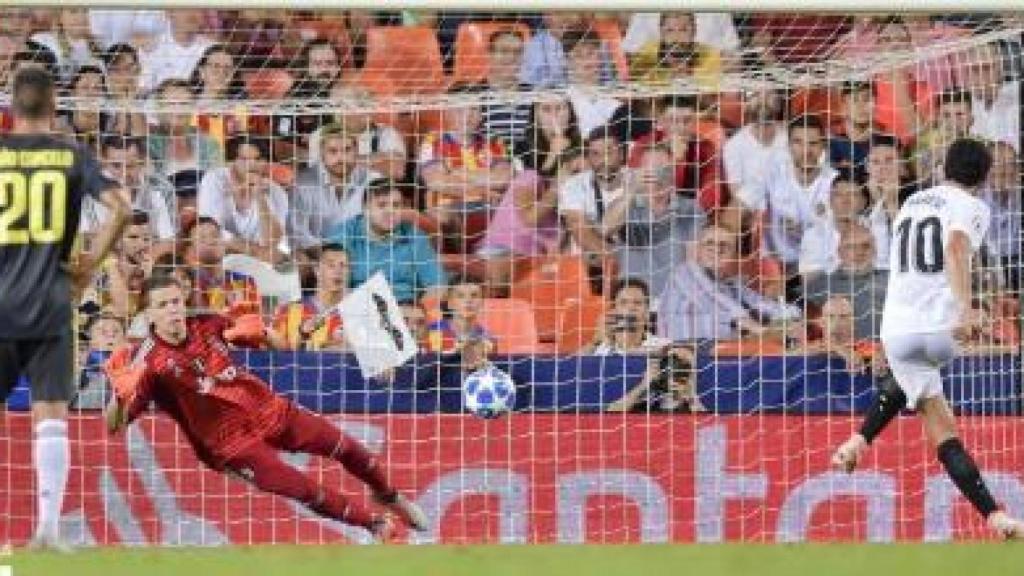 Szczesny para un penalti a Parejo en 2018, en la Champions