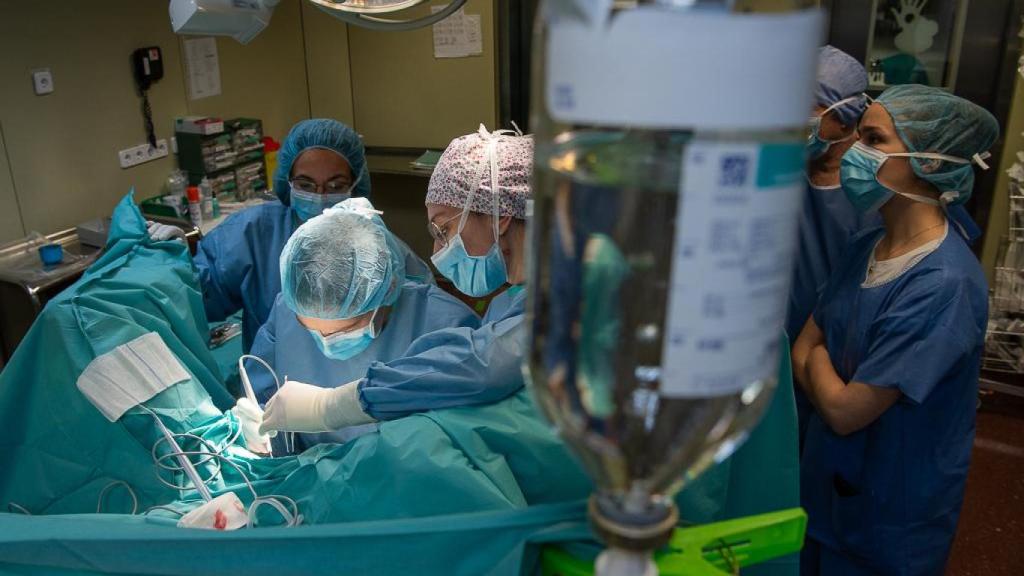 Imagen de un equipo de doctores del Clínic durante una reconstrucción