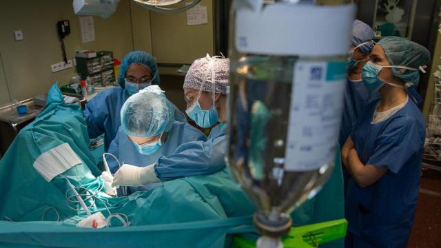 Imagen de un equipo de doctores del Clínic durante una reconstrucción