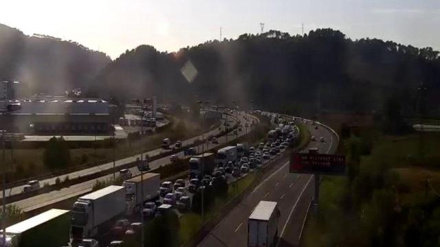 La AP-7, colapsada por un accidente a la altura de Castellbisbal