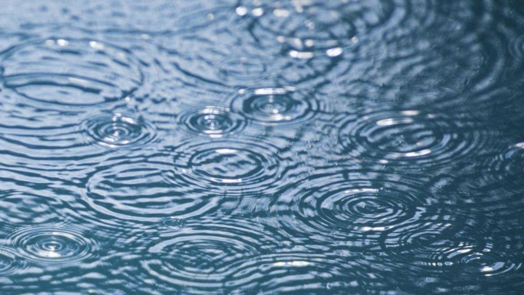 Gotas de agua en el suelo