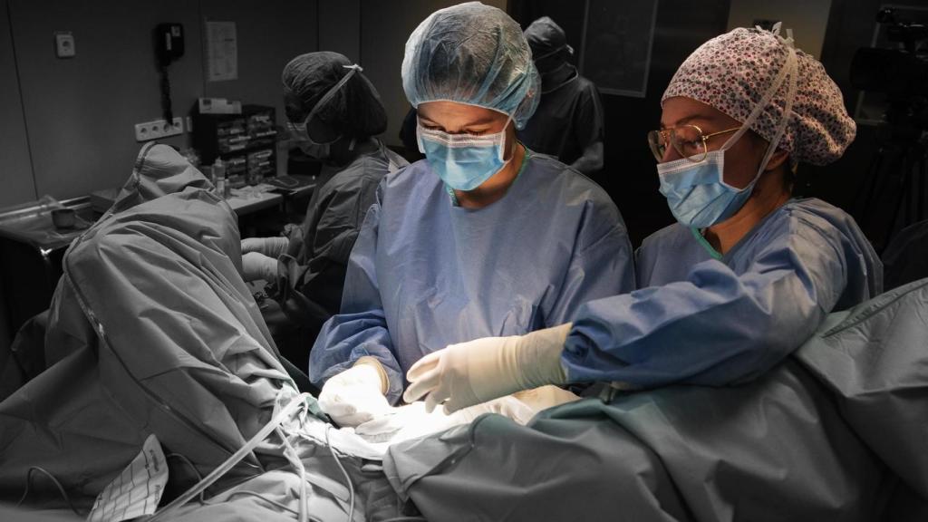 Imagen de dos doctoras de la unidad de reconstrucción genital femenina del Hospital Clínic de Barcelona