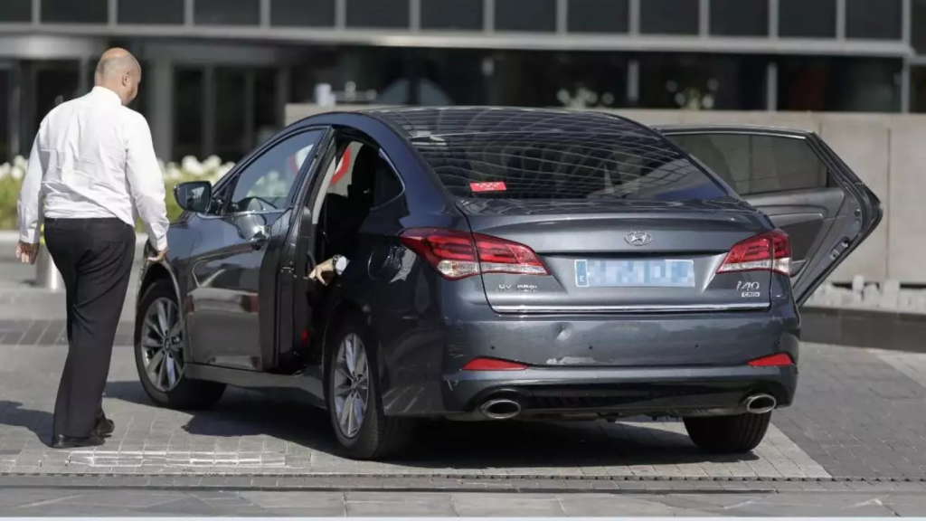 Imagen de archivo de un conductor entrando en un VTC