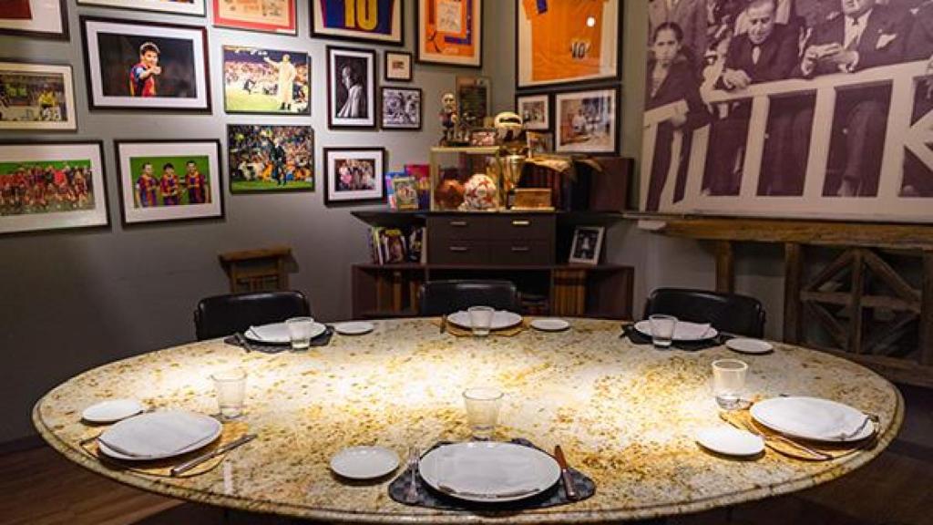 El restaurante Fermí Puig y el rincón dedicado al Barça con camisetas firmadas