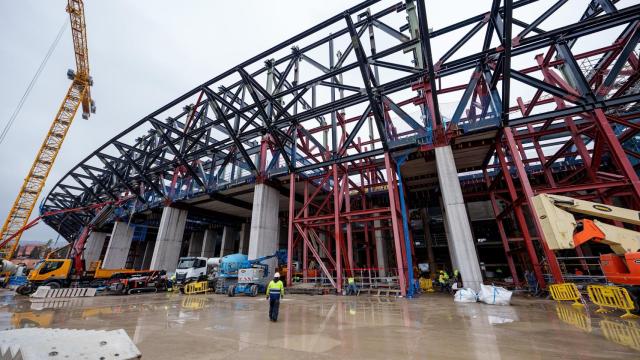 La estructura metálica que sujetará la tercera grada del nuevo Camp Nou