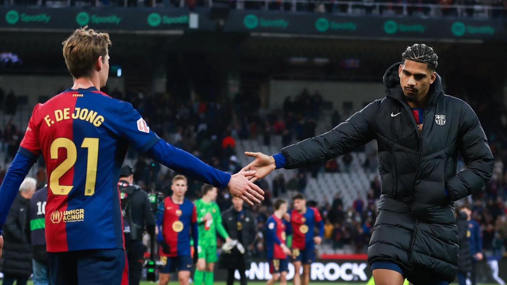 El saludo entre Frenkie de Jong y Ronald Araujo, después del partido contra la Real Sociedad en Montjuïc