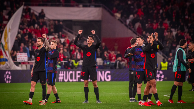 Los jugadores del Barça festejan con 2.000 culés el triunfo contra el Benfica en Lisboa
