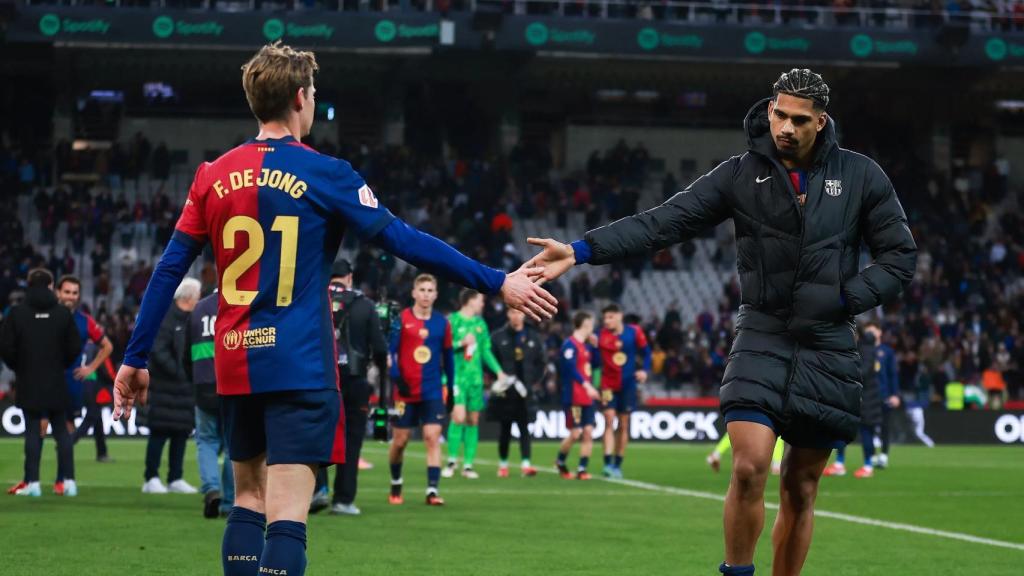 El saludo entre Frenkie de Jong y Ronald Araujo, después del partido contra la Real Sociedad en Montjuïc