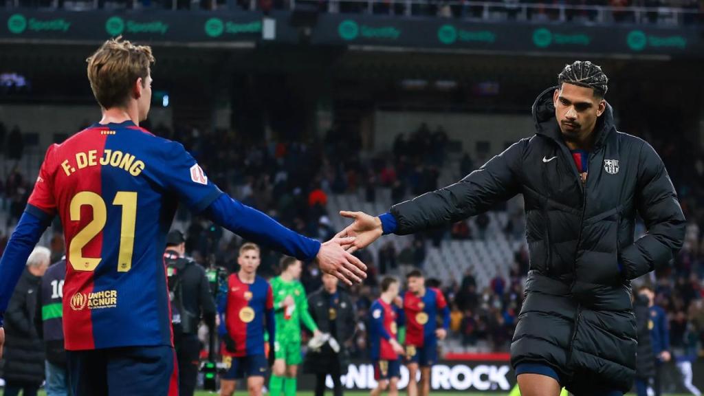 El saludo entre Frenkie de Jong y Ronald Araujo, después del partido contra la Real Sociedad en Montjuïc