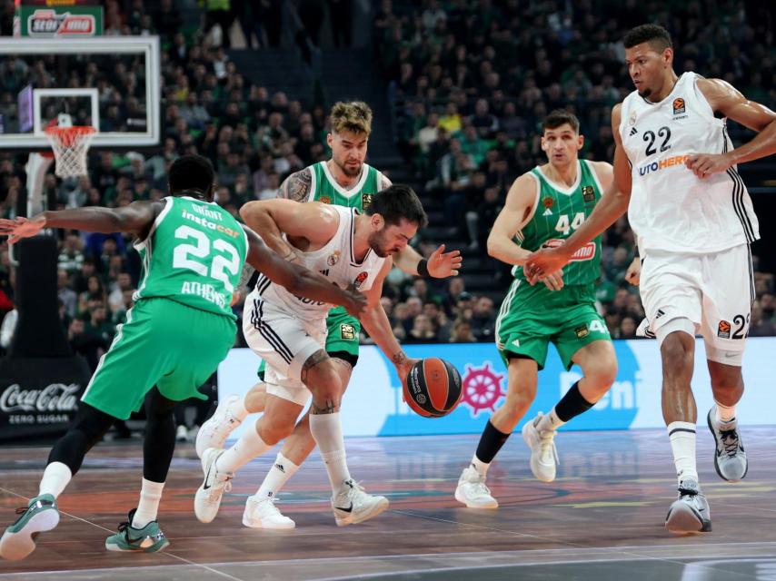 Facundo Campazzo intenta superar a Jerian Grant en el Panathinaikos-Real Madrid de bàsquet