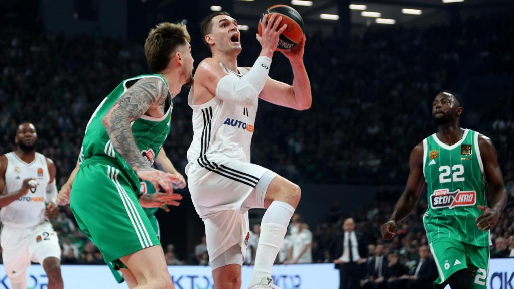 Mario Hezonja penetra a canasta en el Panathinaikos-Real Madrid de Euroliga