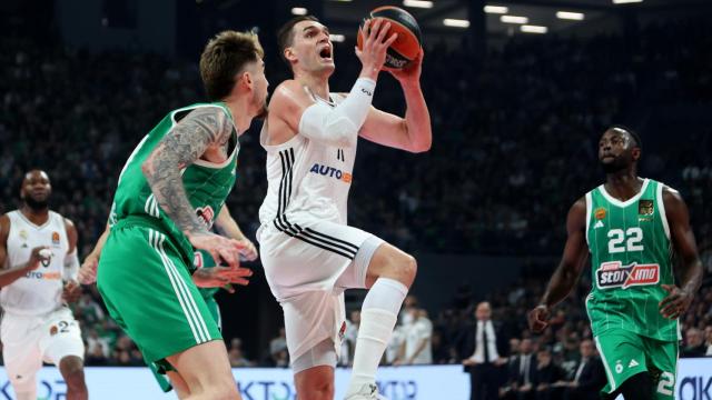 Mario Hezonja penetra a canasta en el Panathinaikos-Real Madrid de Euroliga