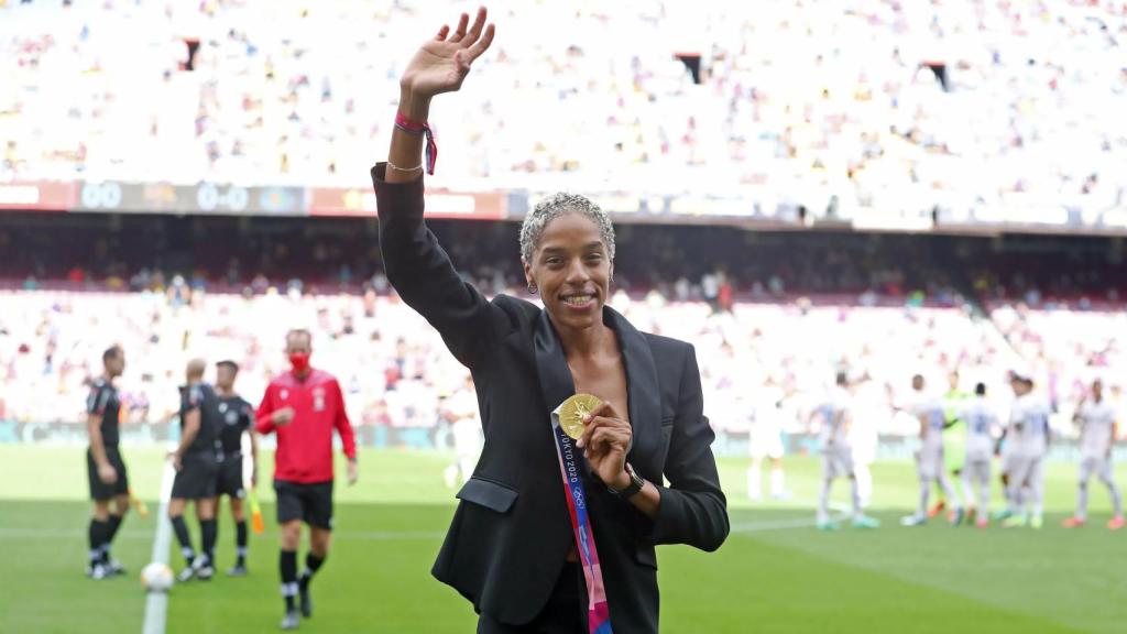 Yulimar Rojas enseña a la afición del Barça la medalla de oro de los Juegos Olímpicos de Tokio