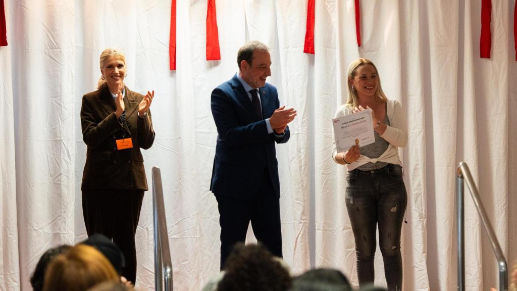 Una de las internas premiadas junto a Judit Mascó y el 'conseller' Ramón Espadaler
