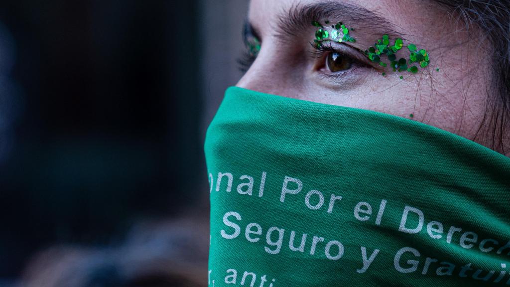 Una mujer en una manifestación a favor del aborto seguro en España