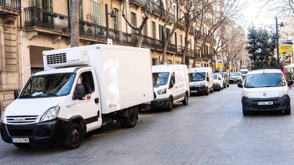 Cua de furgonetes de càrrega i descàrrega a Consell de Cent