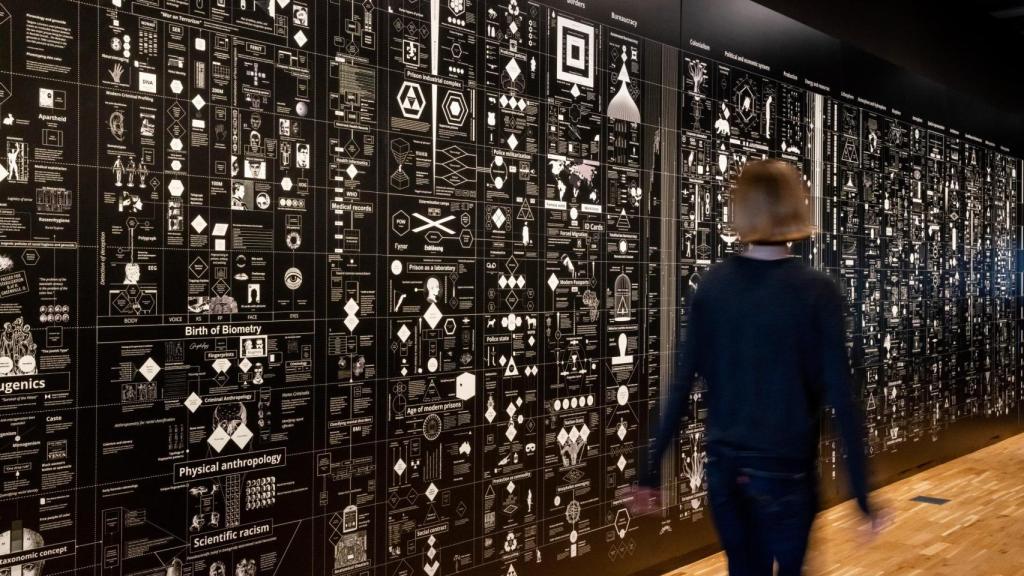 Calculing Empires de Kate Crawford y Vladan Joler explora los patrones tecnológicos a lo largo de 5 siglos