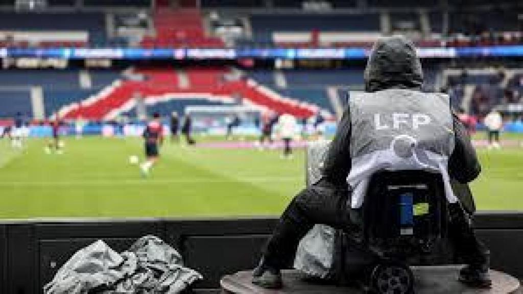 Una cámara de televisión graba el entrenamiento del PSG antes de un partido de Ligue 1