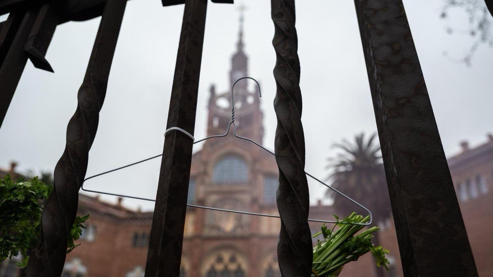 Una percha, símbolo del aborto clandestino, en el Hospital de Sant Pau