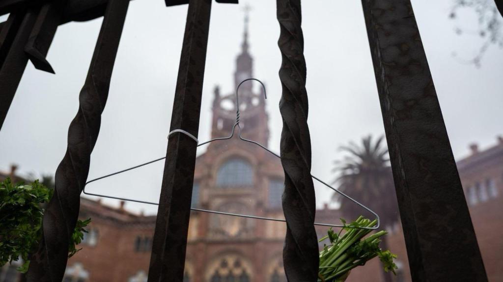 Una percha, símbolo del aborto clandestino, en el Hospital de Sant Pau