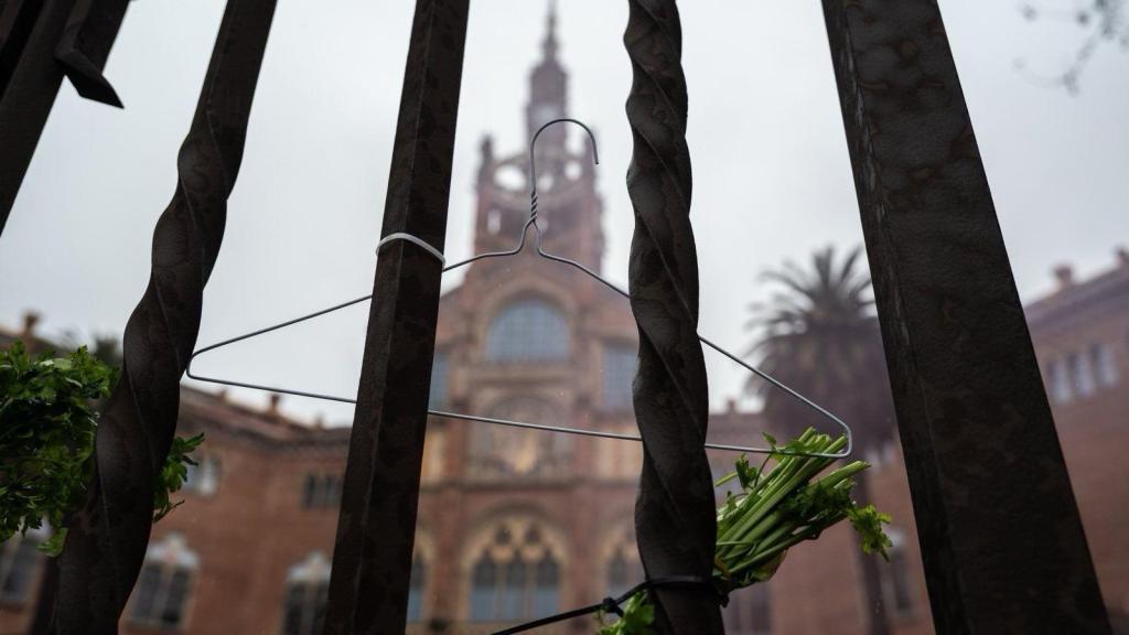 Una percha, símbolo del aborto clandestino, en el Hospital de Sant Pau
